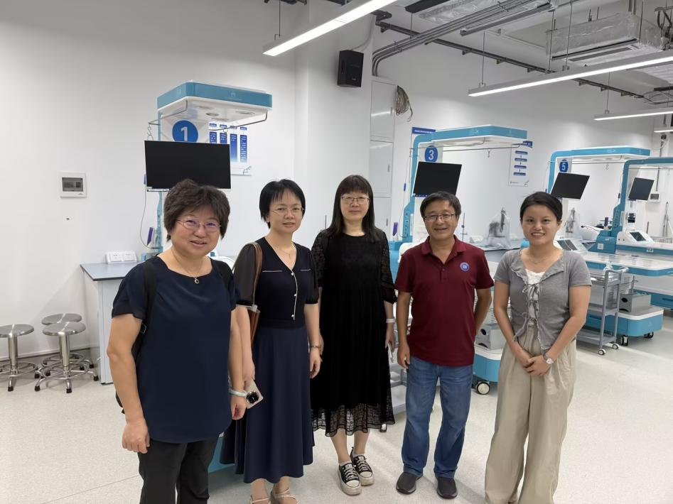 图:中山医学院老师考察深圳校区实验教学中心