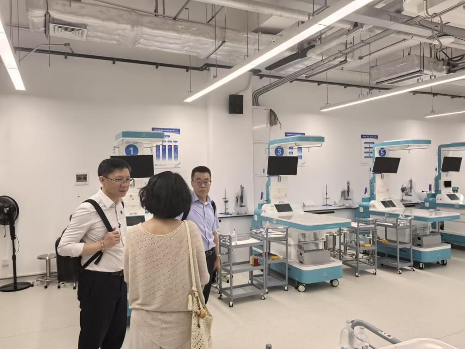 图:周家国副院长与吕志跃副主任考察深圳校区实验教学中心