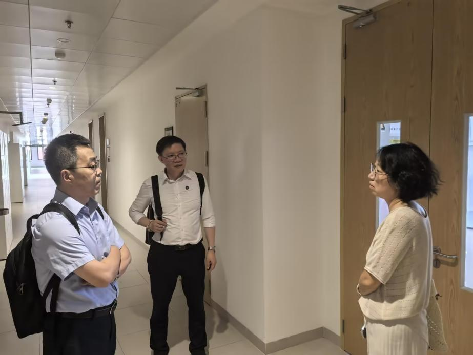 图:周家国副院长与吕志跃副主任考察深圳校区