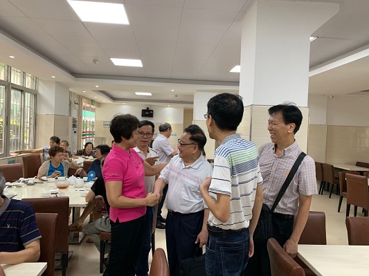 学院领导与离退休教职工欢聚