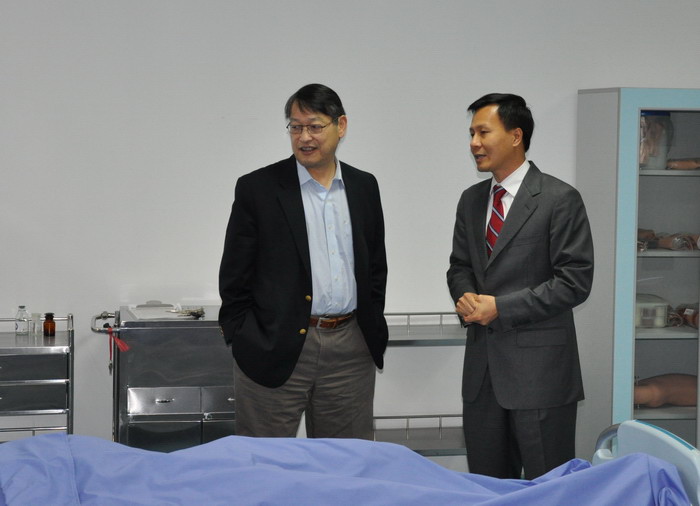 美国CMB主席Lincoln Chen教授访问我院临床技能中心