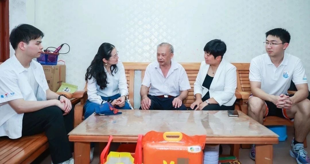 张贤涛(左一)作为学生代表  与学院老师一同慰问退伍军人