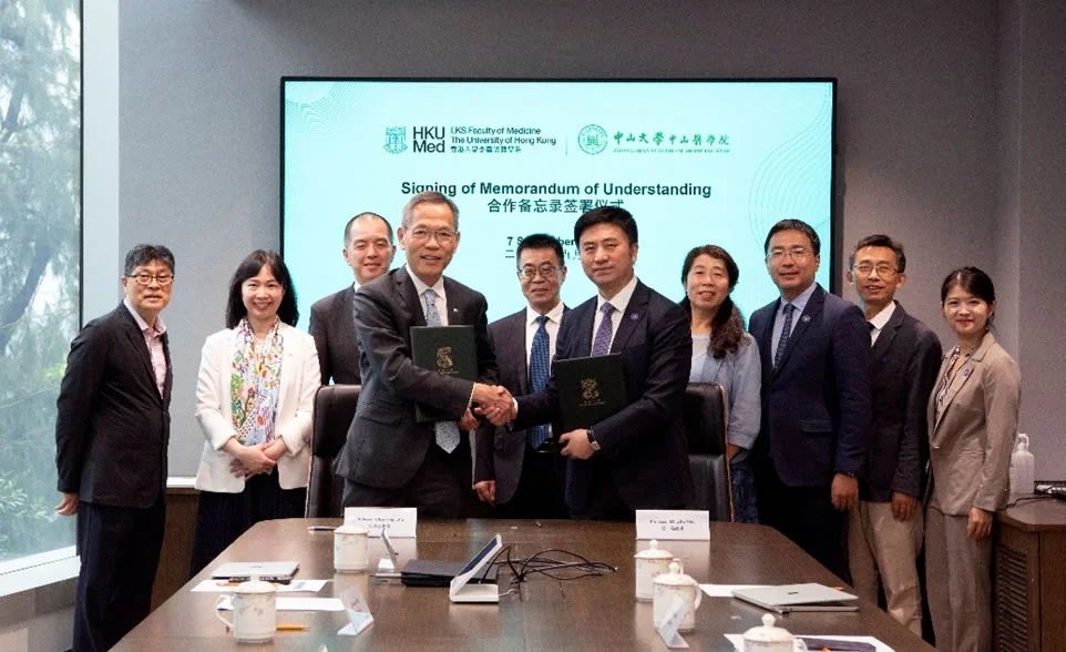 图：中山大学（执行单位为中山医学院）和香港大学（执行单位为李嘉诚医学院）签署加强医学院合作谅解备忘录