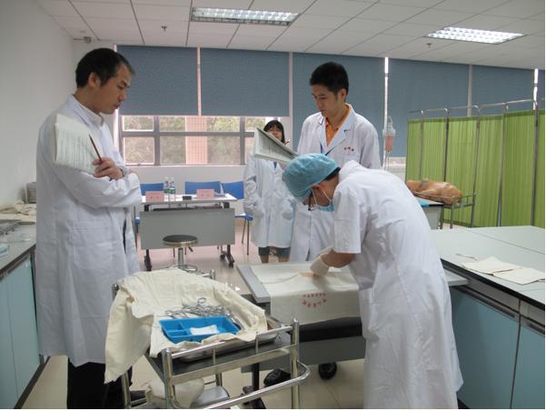中山医学院首次承办医师资格实践技能考试